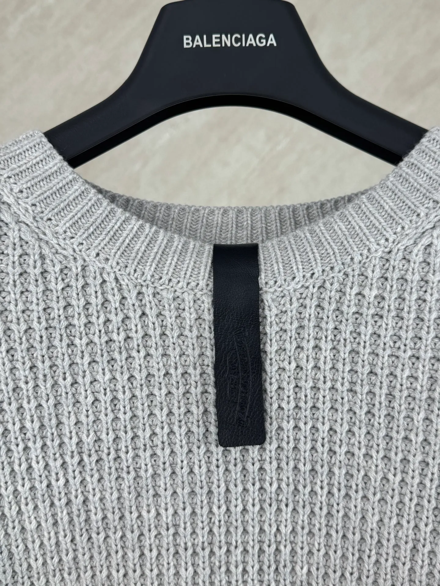 P570 Chrome Hearts cashmere waffle sweater size s m l The main body fabric is made of custom-woven and dyed cashmere and mulberry silk blended yarn. The whole dress takes nearly 200 minutes. The Chrome Hearts cross leather on both sides of the sleeves is genuine sheepskin. The hardware and cross sheepskin are all hand-sewn. The labor cost is extremely high. The back hardware accessories are molded and made to order. They are aged and oxidized.
